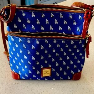Authentic Dooney and Bourke Crossbody Los Ángeles Dodgers handbag.